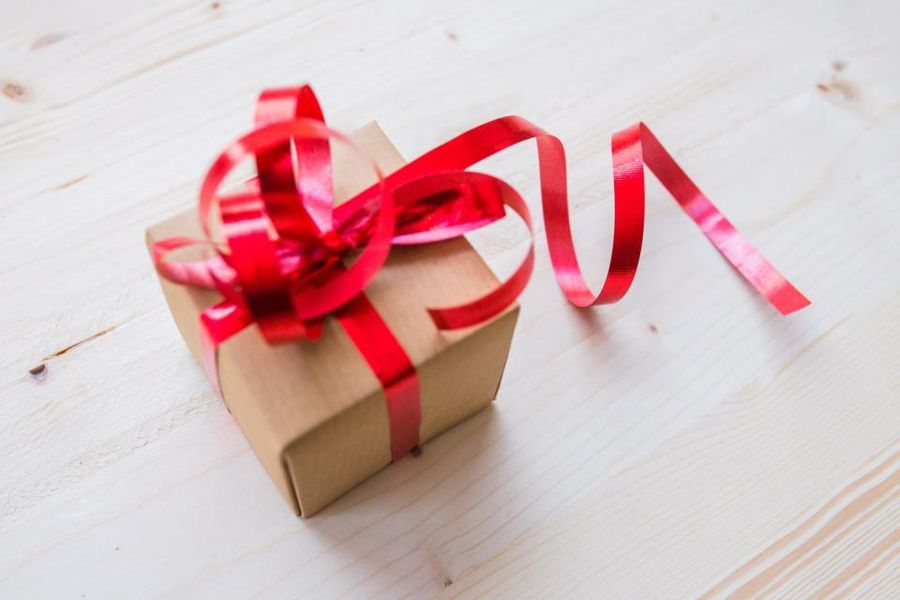 Boîte cadeau en papier kraft, ruban rouge