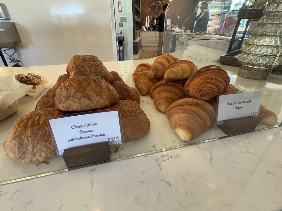 Croissants et chocolatines en vitrine