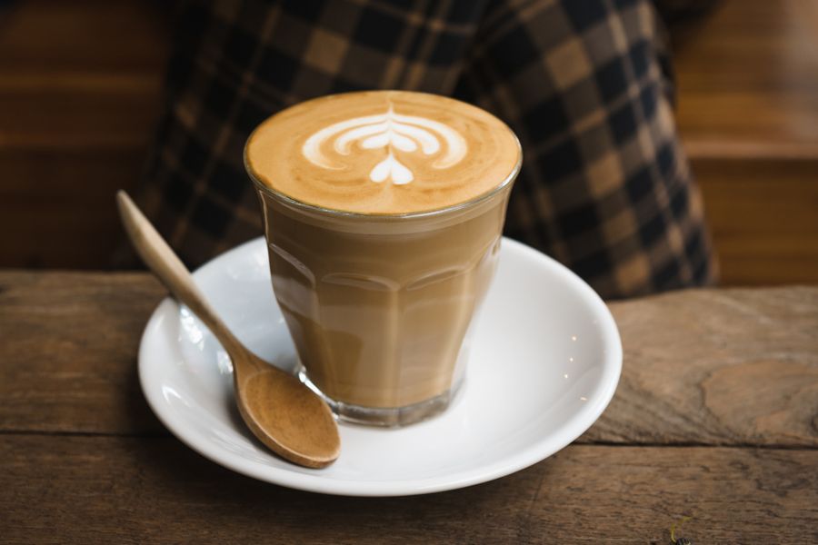 Latte art servi sur une soucoupe