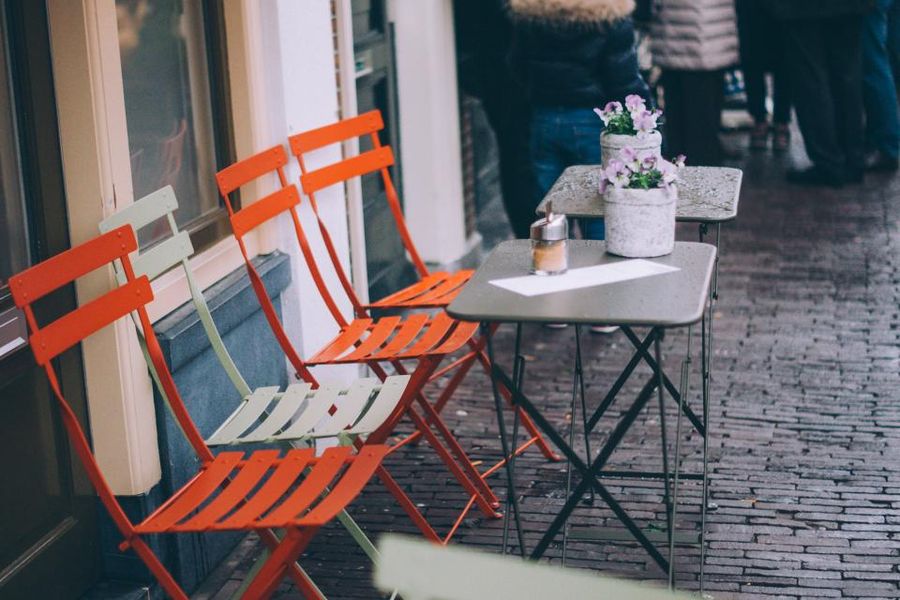 Chaises de bistrot sur le trottoir