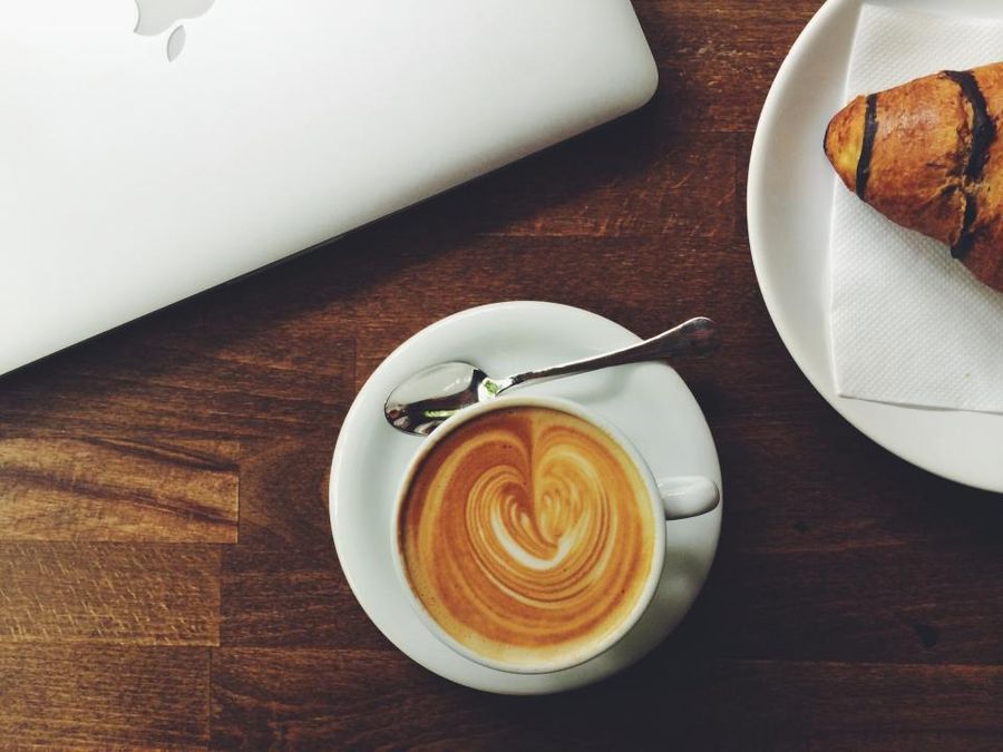 Latte art sur une table en bois