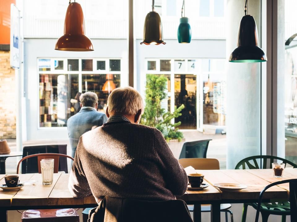 La salle de flânerie, lampes chaudes et tables en bois