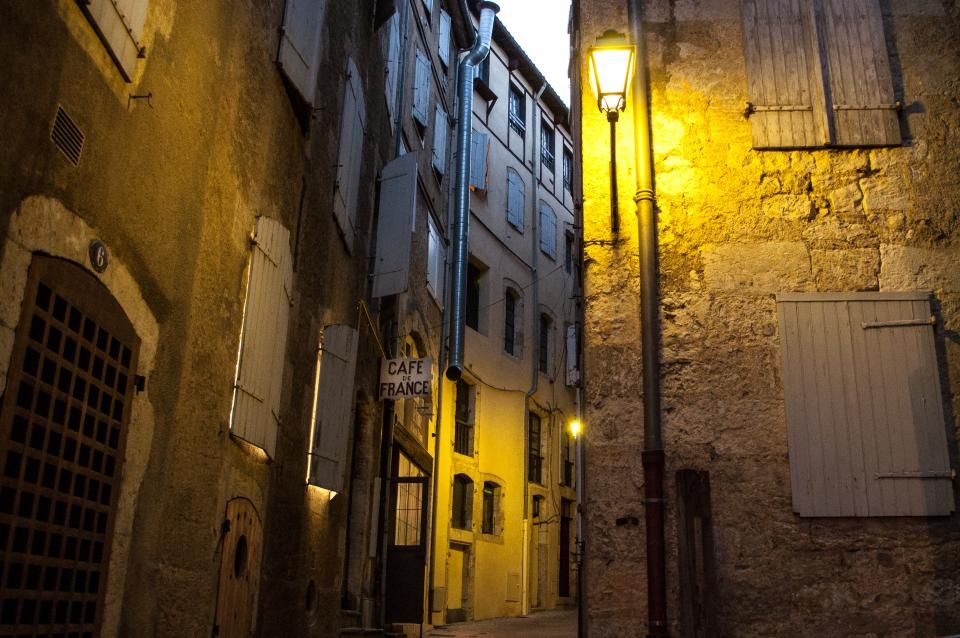 La rue du café à la tombée du soir